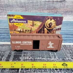 Vintage Athearn H.O scale Illinois central 40ft boxcar brown and white
